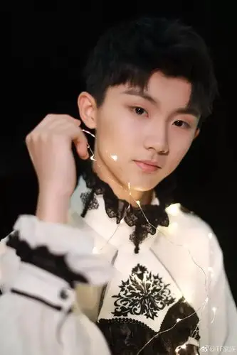 丁程鑫于2013年加入tf家族成为练习生,和tfboys同台录制过团综,同时