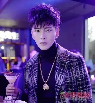 今秋男生梳刘海剪碎打薄才潮流 男生全新碎刘海短发修颜效果超棒!