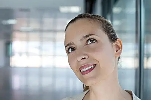 女人,仰视,歪头