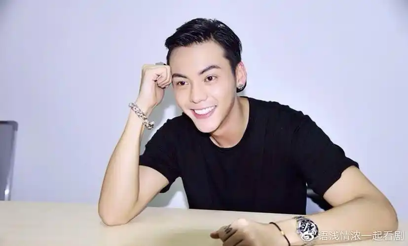 陈伟霆外公外婆年轻旧照曝光,衣着华丽家境好,五官立体像混血儿