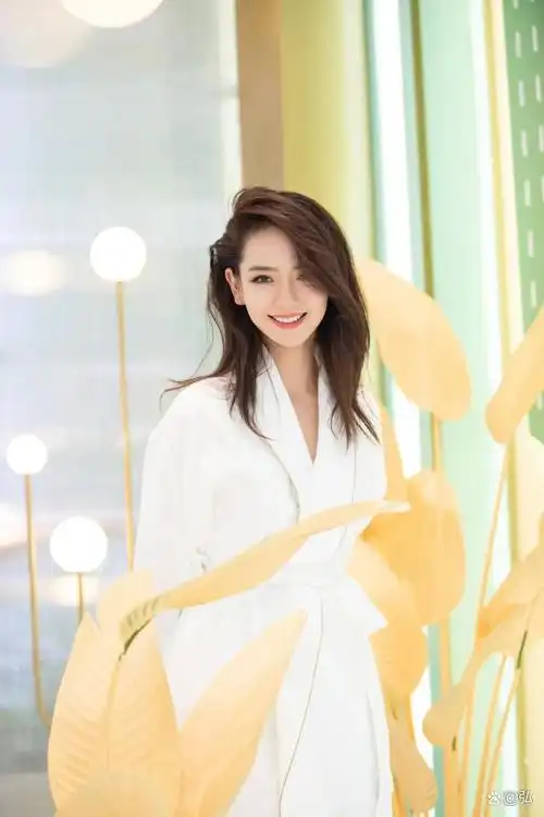 在由歌手转型到演员的过程中,戚薇为了演出机会,放弃了原本柔美的长发