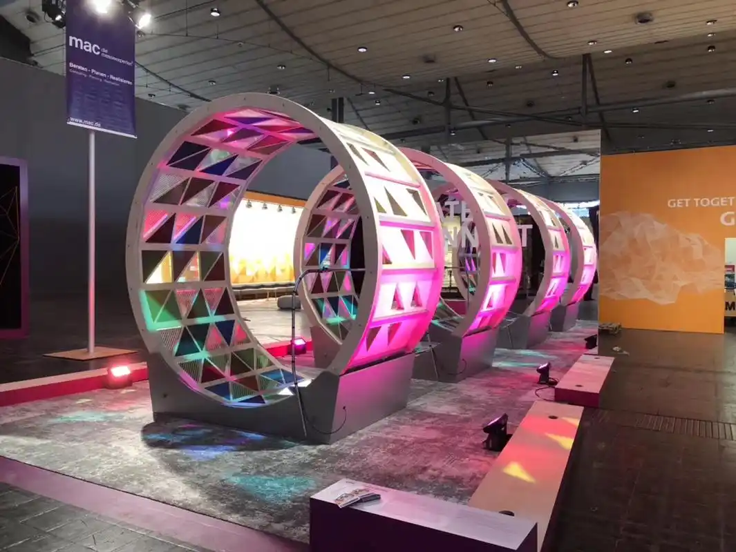 猜猜是什么展览?设计感非常浓厚的展位!