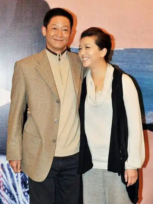 江珊穿衣不走寻常路,大红"连体裤"配黑西装,梳酒红短发真精致_时尚