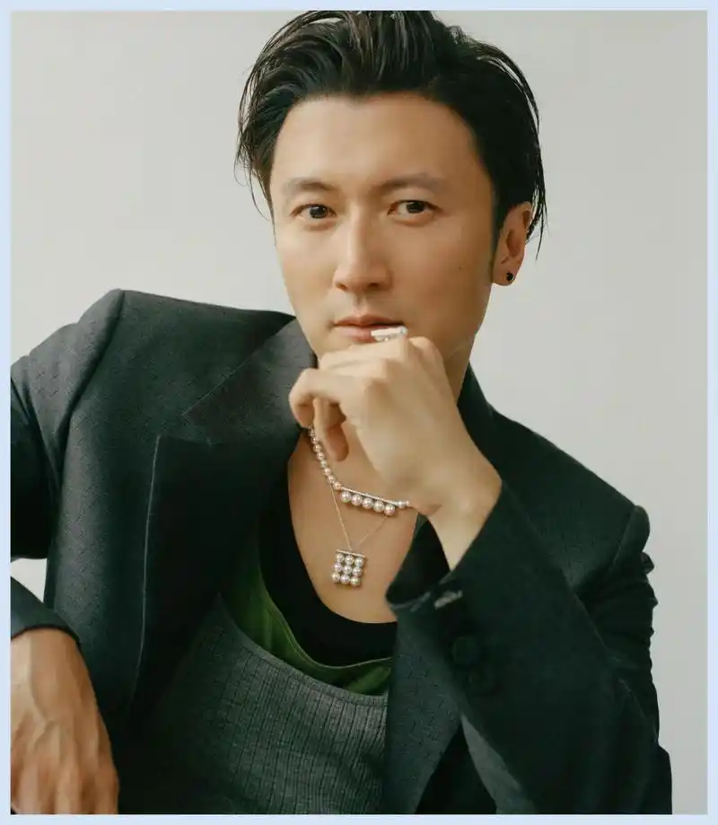 43 岁谢霆锋 ellemen 七月刊封面大片,水下 11 米实拍