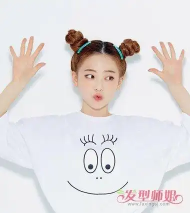 丸子头发型之后,越来越多的女孩子拜倒在双扎 丸子头发型的