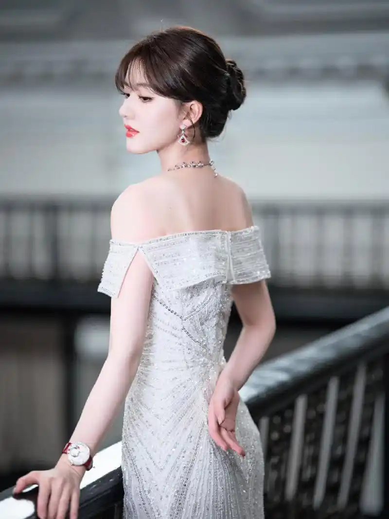 赵露思白色抹胸尺度大,香肩美背诱人十足#娱乐风向标# #八卦# #赵露思