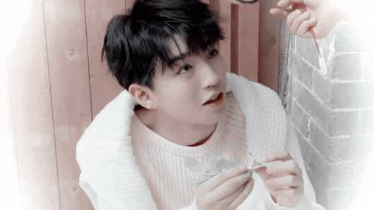 「tfboys」「分享」200819 王俊凯九宫格动图来袭,可盐可甜的王总