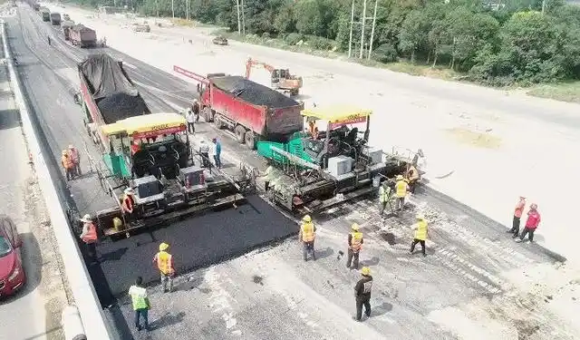 大干进行时:中铁十一局徐州三环项目沥青路面进行摊铺