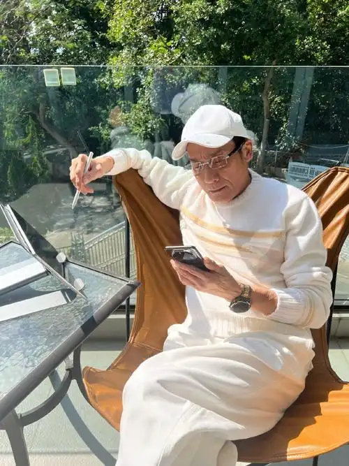 看了看梁家辉的近照,果然如此.