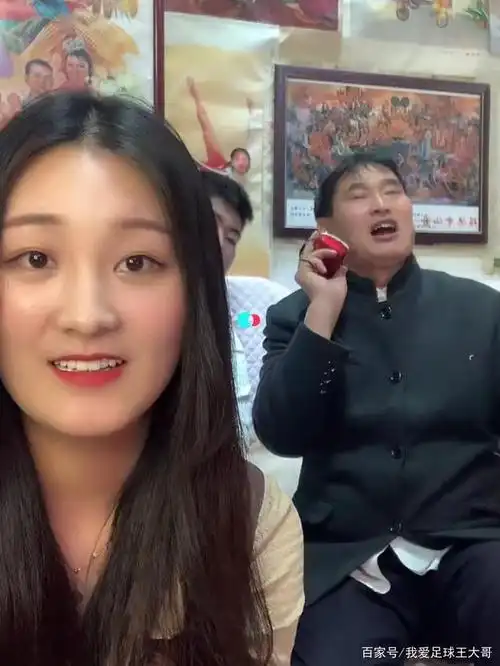 陈亚男当网红获得全家的支持,不仅大衣哥和大衣嫂亲自出镜,亚男的爸爸