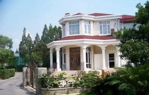 靳东,一个饱满而热情的男人,坐拥豪华别墅,妻子贤惠儿子帅气