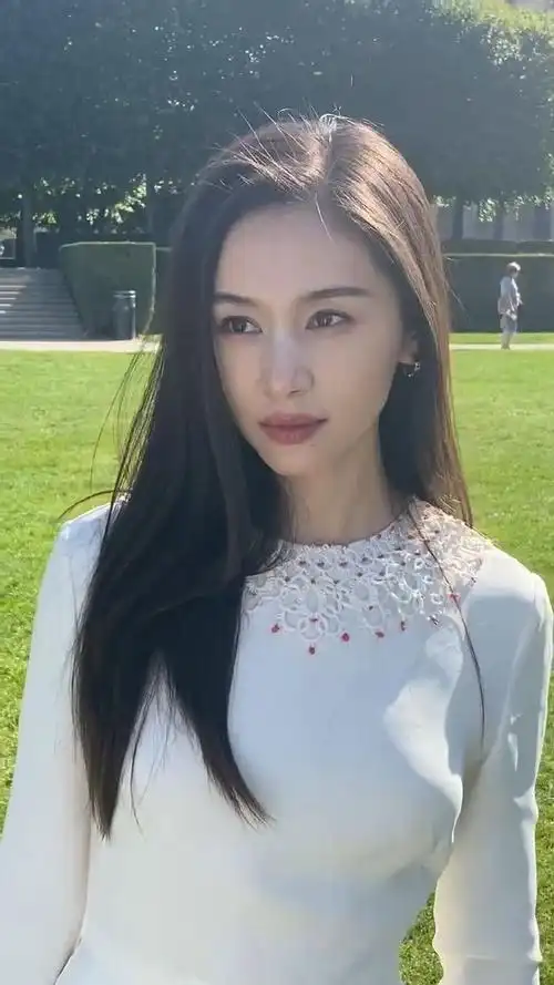 在巴黎的王子文#@王子文ava巴黎时装周看秀造型释出,在埃菲尔铁讼下