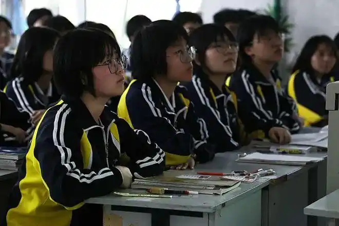 衡水二中组织学生观看神舟十三号飞船返航