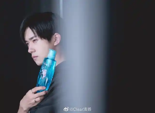 清扬官博发来易烊千玺高清花絮照,你最爱代言人的哪一面?