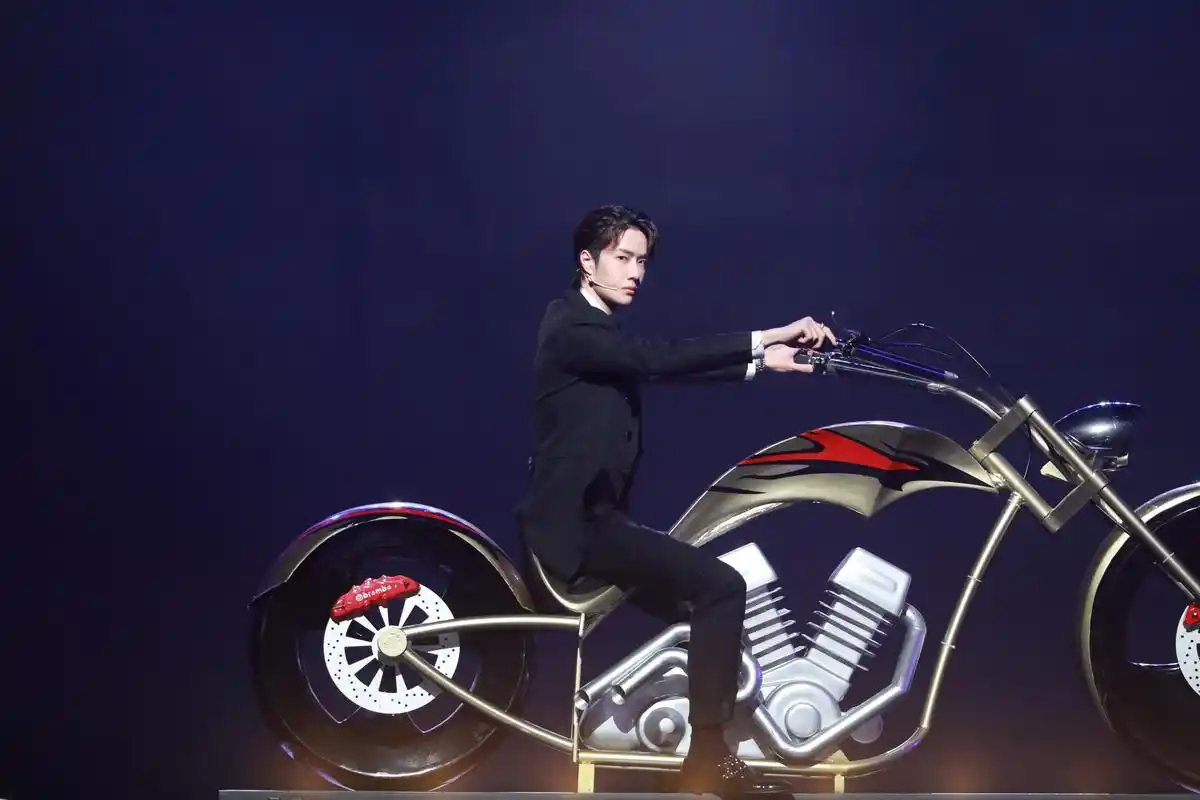 解锁了新技能的王一博  太帅气啦～豆姐继续二刷魔术舞台了