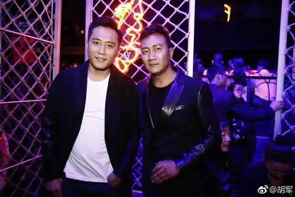 胡军晒与刘烨合照