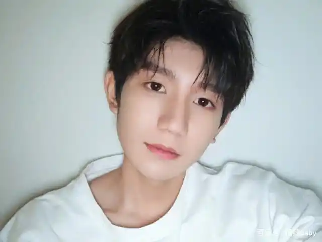 王源素颜自拍照遭"疯传",意外暴露颜值,看到最后:这颜我爱了