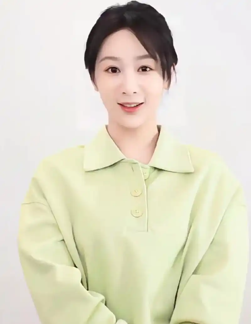 杨紫短发时期的穿搭风格普遍是可爱甜美的时尚类型,看久了容易给人一