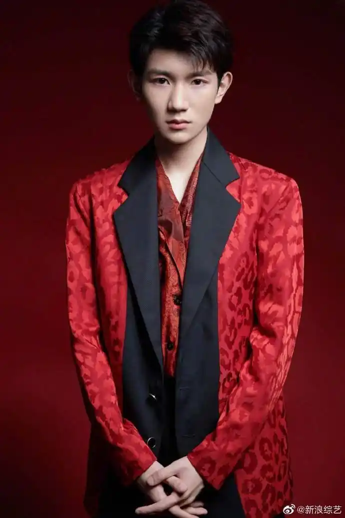 王源红黑经典西装帅气十足暗红豹纹元素增添新年活力