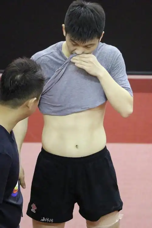 原来樊振东有过腹肌