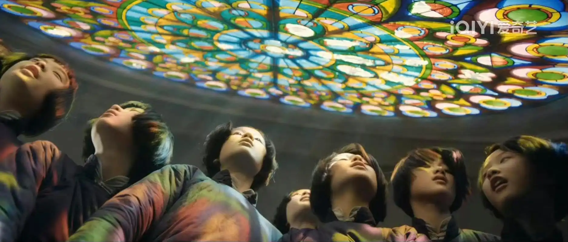 张艺谋当时在《金陵十三钗》里面的这扇彩色的玻璃大家还记得吗?