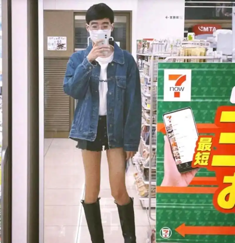 男孩子穿靴子时,性感程度甚至超过女人.