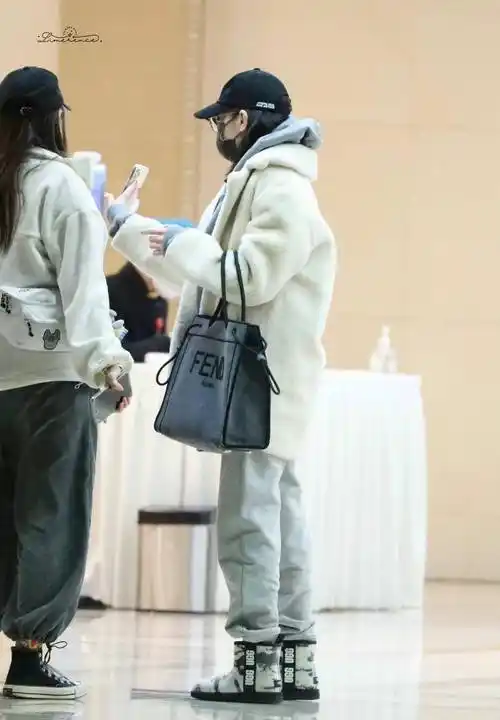 迪丽热巴穿羊羔毛卫衣配雪地靴赶机,这2万花的值_时尚_效果_外套