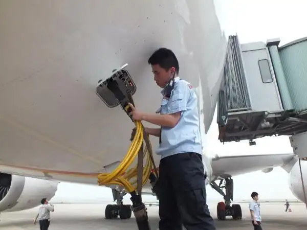 图:白云机场地勤机务首次承接海航b787客机.摄影:武佳竞 展开全文