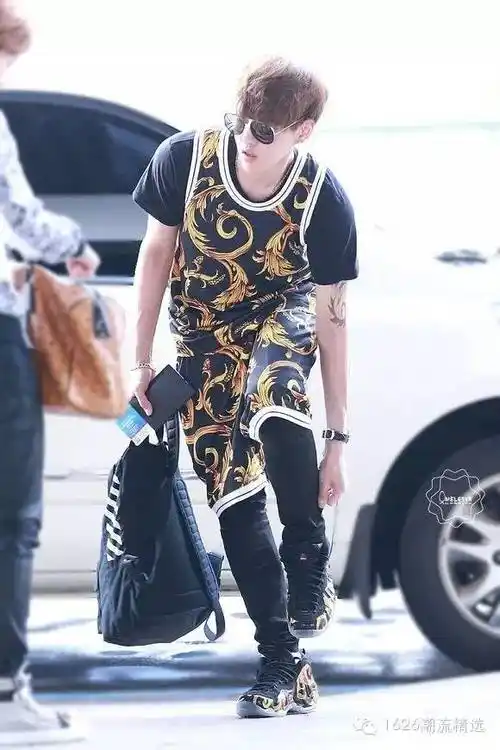 因此穿搭也一定是备受关注的,而吴亦凡私底下的穿着潮味十足.