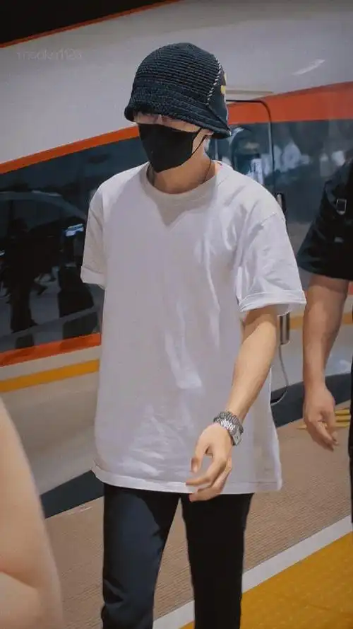 白t恤是什么男高生啊