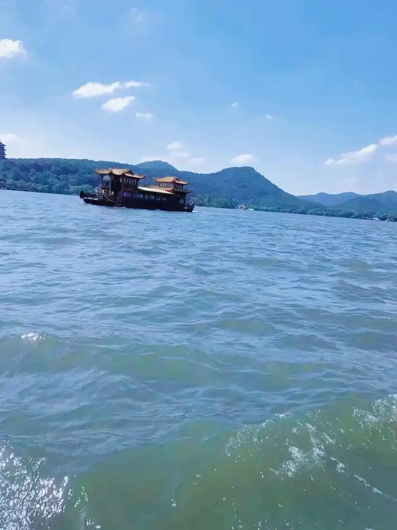 每张照片都是满满的回忆和足迹.2017年3月,杭州西湖留念… - 抖音