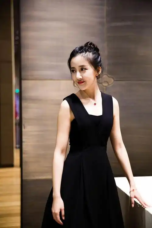 演员陈欣予身材亮眼气质不俗颜值逆天少女感爆棚美腿无可挑剔