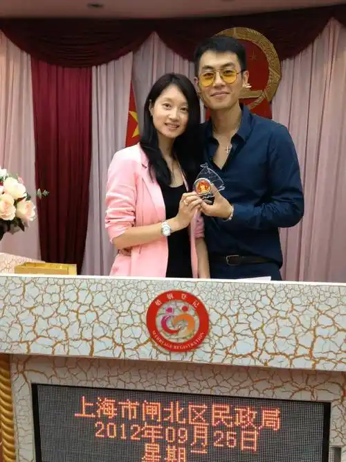 朱亚文和老婆沈佳妮街头接吻撒狗粮,结婚十年恩爱像热恋_照片_黑色