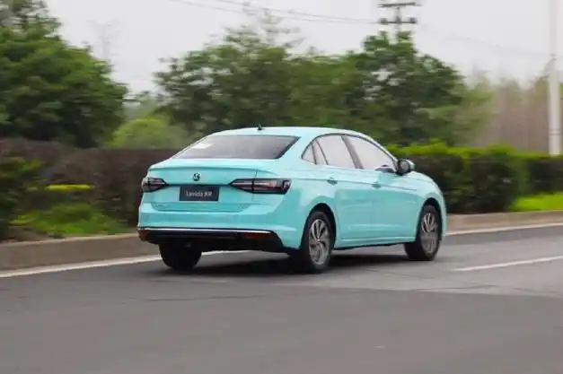 10万家轿新选择 试驾上汽大众朗逸新锐-新浪汽车