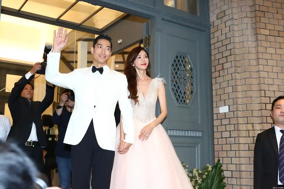 林志玲与老公亲吻秀恩爱 十分甜蜜羡煞旁人