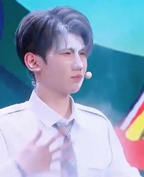 王源在节目上被面粉糊一脸,无奈擦脸卸妆后,才知道男星粉底多厚