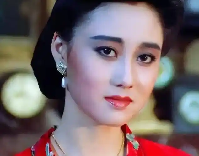 61岁利智罕现身,头发稀疏双颊下垂似妇女,曾被誉为港圈第一美女