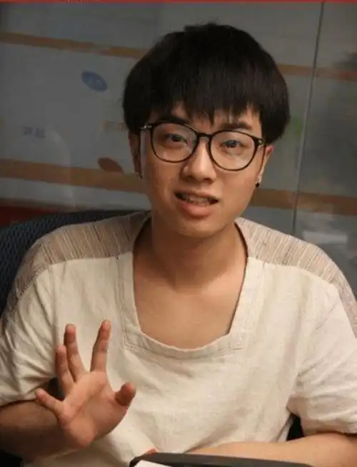 事实证明,从前不可一世的"乐坛之神"华晨宇,如今"跌落神坛"