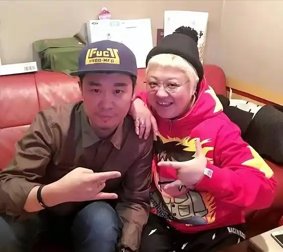 1987年,韩红,李延亮同时选择入伍,但是因为命运的捉弄,两人并没有分配