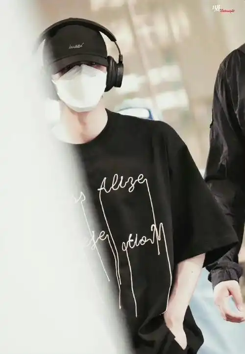 时代少年团-刘耀文all black造型现身机场,帅气十足,背影好有安刃感