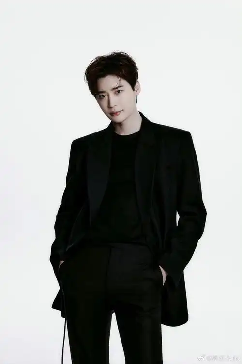 李钟硕是韩剧的半壁江山啊,哪有那么差,现在没在拍戏就放松了一点呗