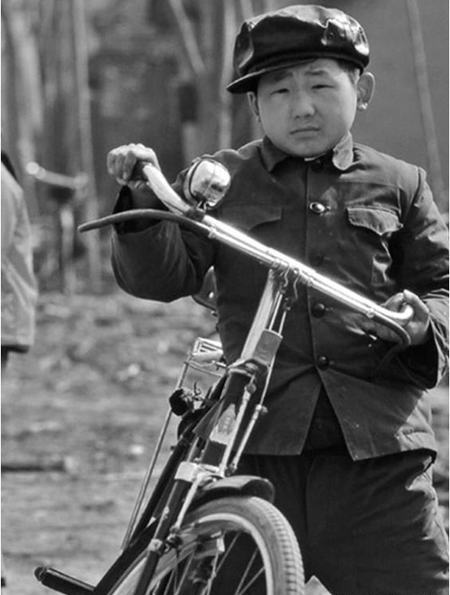 70年代的中国老照片:图2工人在出黑板报,图6的小孩儿睡在地里.