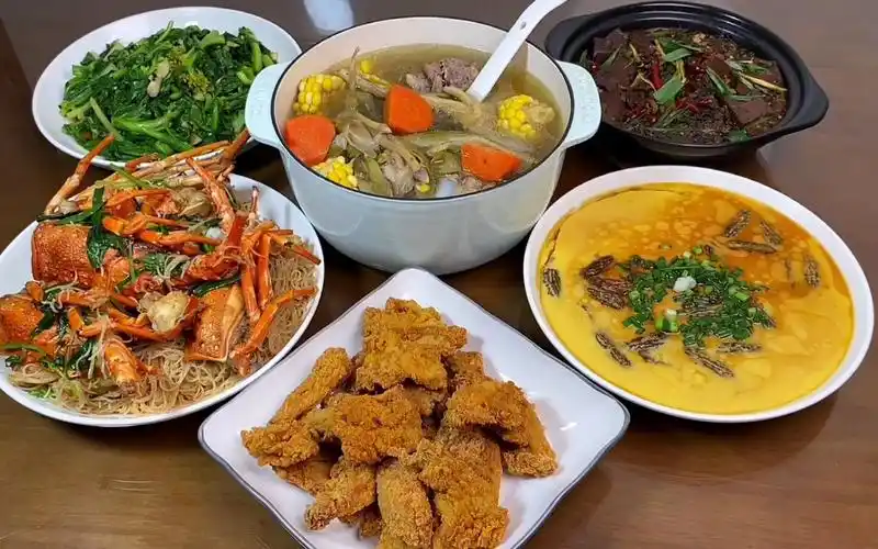 湛江家庭的晚餐,经典的广式炒粉鲜味十足,一桌菜都是孩子爱吃的