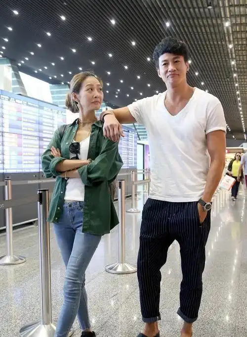 何润东妻子气质真足衬衫配白内搭清新大方穿窄腿裤看出有多瘦