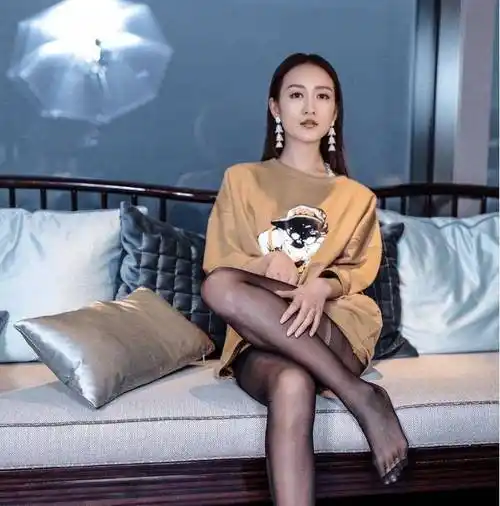 这样的黑色鞋子也勾勒出王鸥的美腿,让王鸥看起来更加年轻少女.