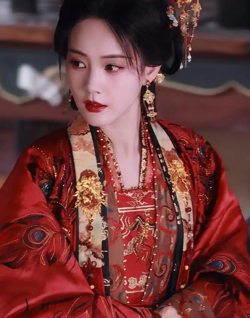 《云秀行》路透照,李一桐邓为公主抱,古装造型太养眼!