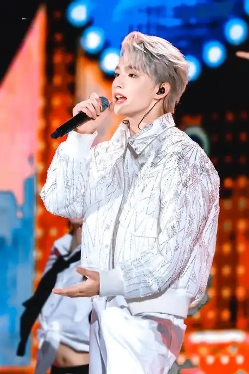 刘耀文彩蛋透露头发是为演唱会solo染的,那次舞台真的绝美啊!