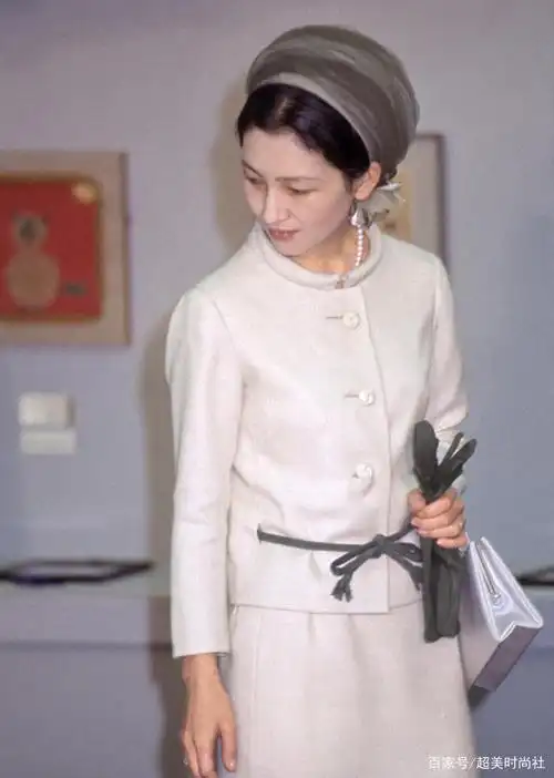 日本皇室穿衣规矩多,86岁美智子造型多年不出错,曾是国民偶像