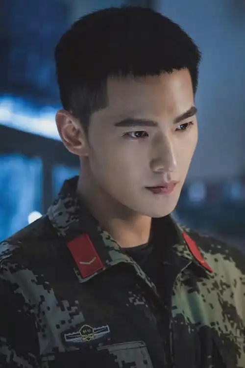 杨洋请把军装焊身上