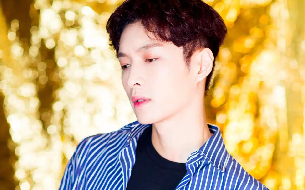 张艺兴西装衬衣帅气写真图片壁纸